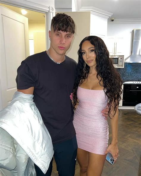 OnlyFans’ Scarlet Vas is Pregnant with Stepbrother’s。